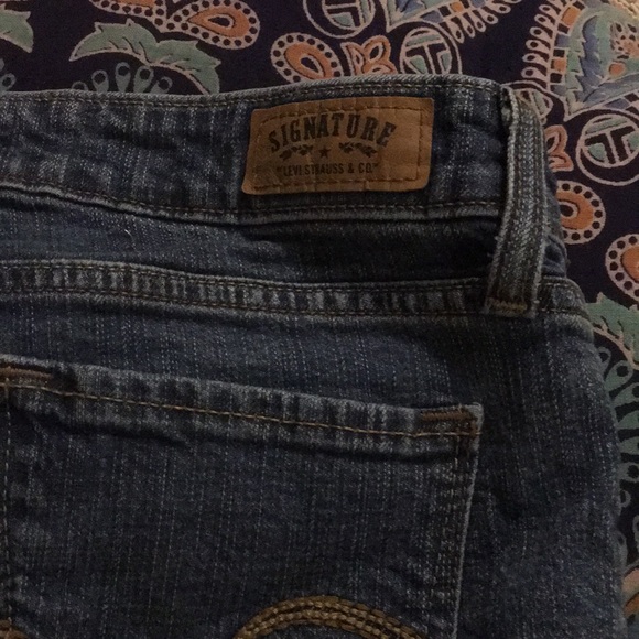 Signature Levi’s Mid Rise Jeans - Picture 3 of 5
